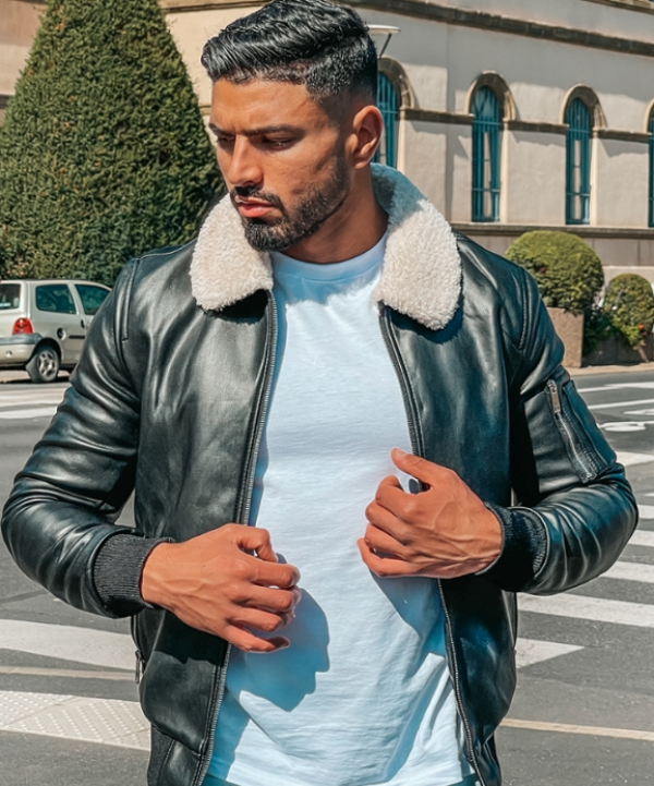 Jaket kulit sintetis dengan aksen bulu di kerah